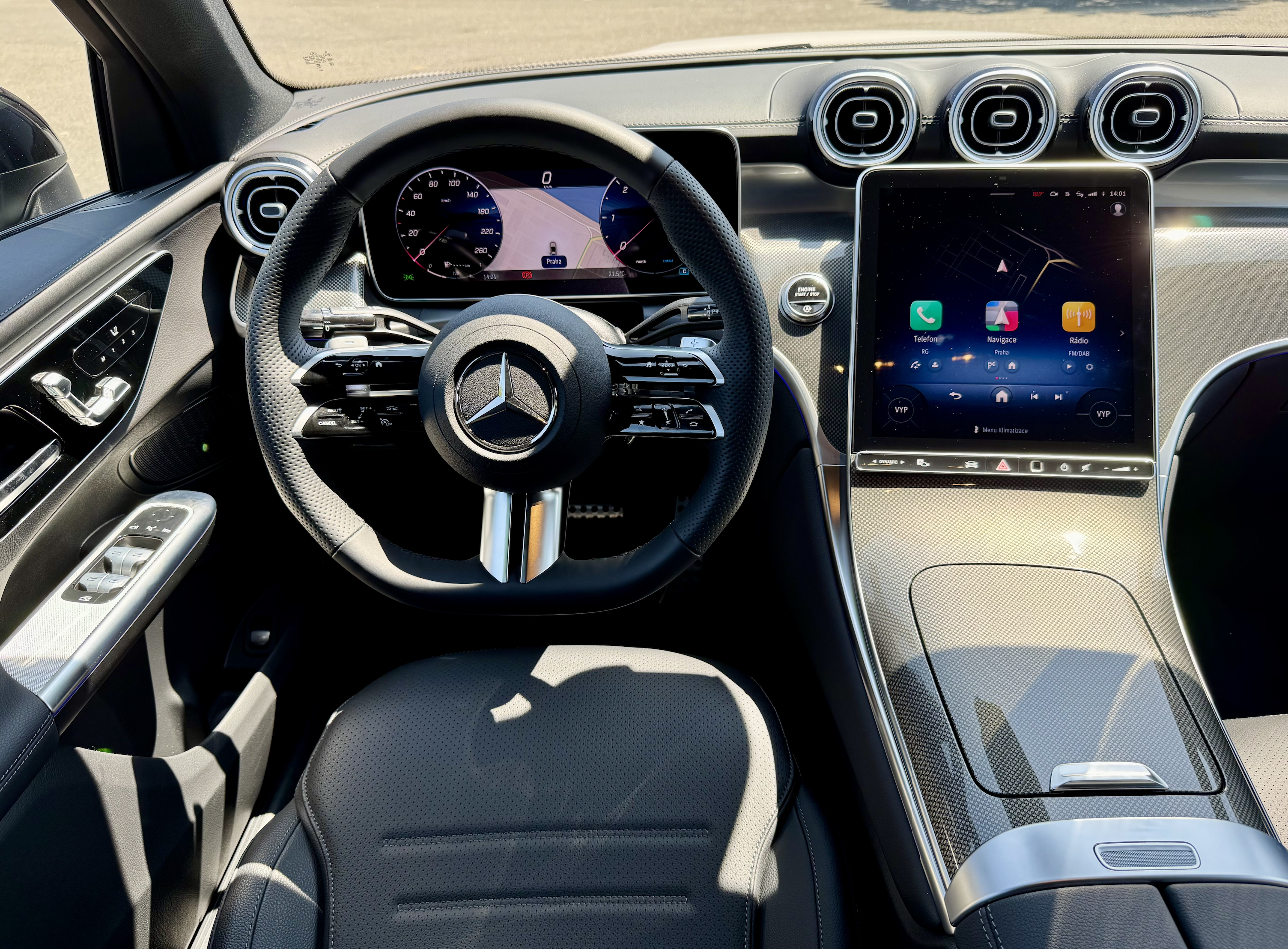 Mercedes GLC coupé 220d 4matic AMG | skladem | české předváděcí auto | stylové městské SUV | nafta 200 koní | bílá Polar | černá syntetická kůže Artico | výbava AMG PREMIUM | super cena | ihned k předání | nákup online | AUTOiBUY.com
